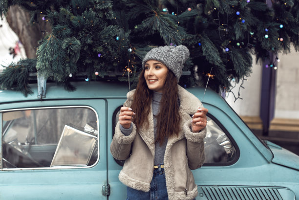 冬天和一个年轻漂亮的女孩散步图片下载