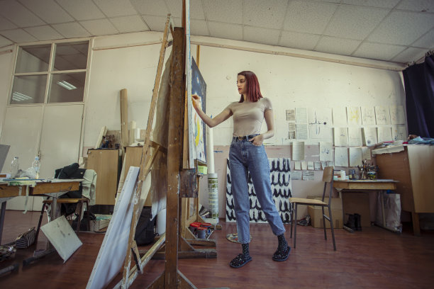 年轻女艺术家在她的工作室库存照片绘画图片下载