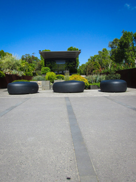 阳光明媚的一天，在花园入口处图片下载