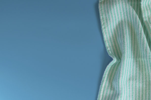 蓝色背景上柔软的毛巾布毛巾。浴巾。个人物品。图片下载