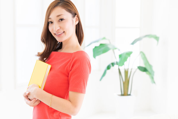 读一本书的亚洲女人图片下载