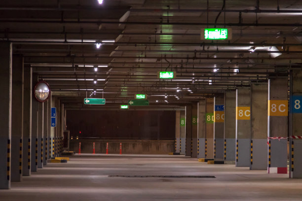 晚上停车场内部空无一人。停车场在八层。图片下载