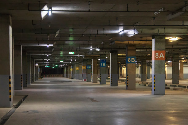 晚上停车场内部空无一人。停车场在八层。图片下载