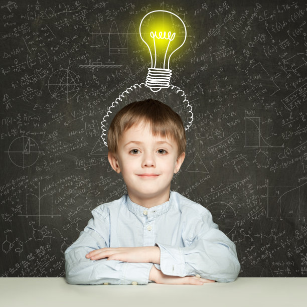 带着灯泡的小男孩。概念、想法和项目图片下载
