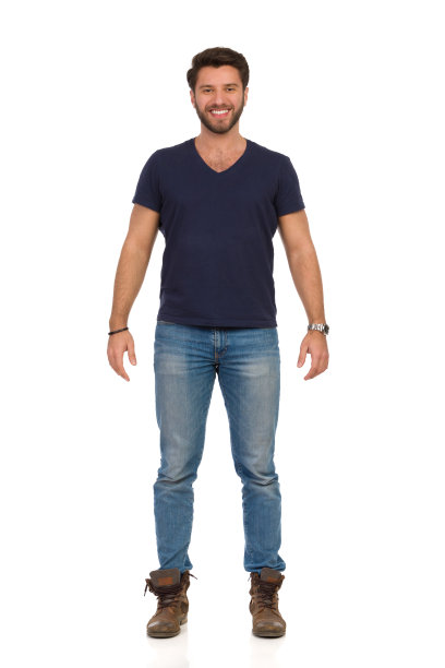 英俊的男人站着微笑图片下载