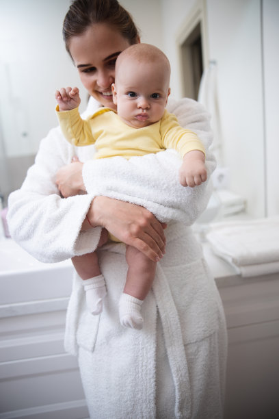 可爱的妈妈和她的宝贝孩子的照片图片下载