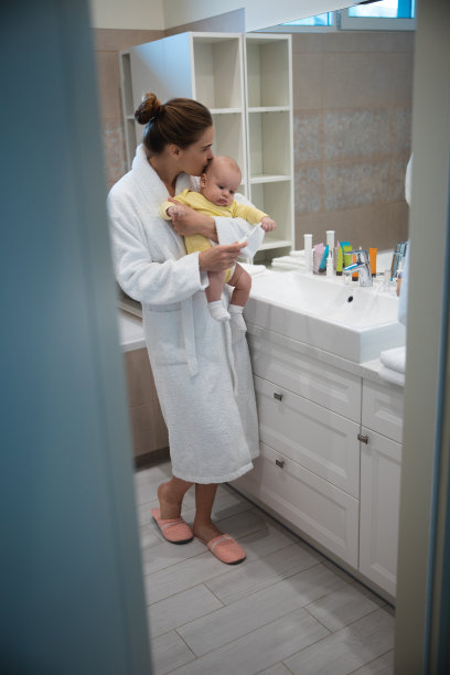 怀孕测试的女人亲吻她孩子的照片图片下载