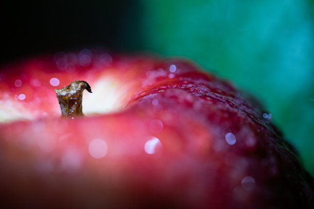 多汁的苹果与水滴微距模糊的背景图片下载