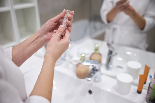 手的女人与口红库存照片图片下载