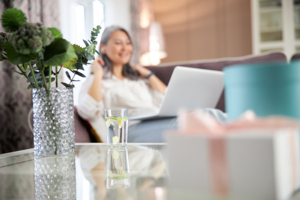 漂亮的鲜花花瓶在家里的桌子上库存照片图片下载