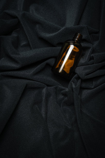 棕色药瓶底部有液体图片下载