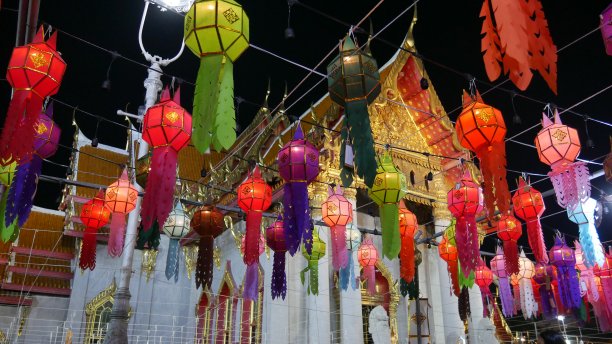 纸灯笼和大理石寺庙在除夕图片下载