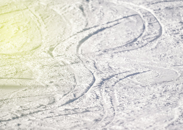 滑雪胜地阳光明媚的雪道图片下载