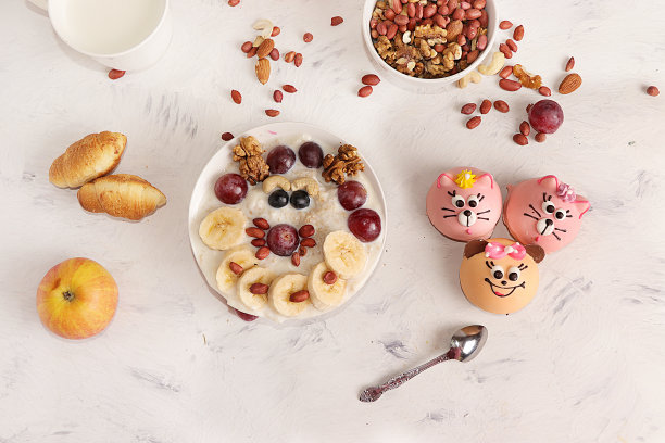 健康的早餐，儿童的有趣食物。健康天然食品的概念。燕麦片加格兰诺拉麦片，葡萄，坚果和牛角面包，俯视图，选择性聚焦。图片下载