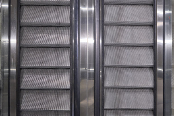 自动扶梯俯视图：行人和残疾人设施图片下载