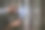 一个头上顶着手电筒的技术人员在一间黑暗的服务器室里工作。专家解决沟通问题。一名男子在一个接线板附近剪断了电话线。图片下载