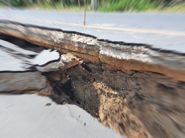路塌了，开了一条大裂缝。由于地震，国际公路因施工不善而倒塌。地震破坏公路图片下载