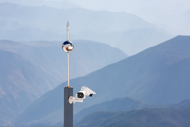 带避雷针的闭路电视，防雷击图片下载
