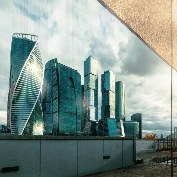 倒影莫斯科国际商务中心，俄罗斯莫斯科。图片下载