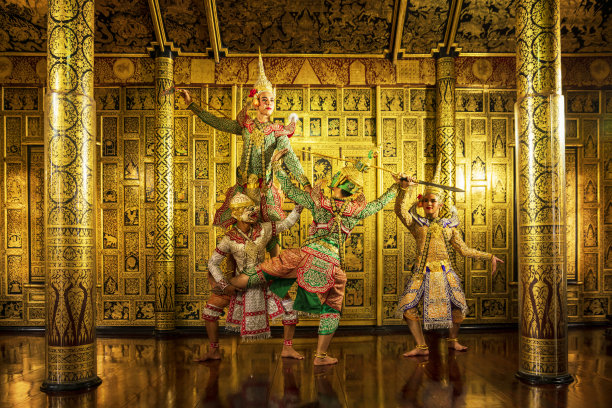 罗摩衍那的故事。拉玛战役。泰国蒙面舞蹈表演泰国传统的蒙面芭蕾舞(Khon)。泰国文化舞蹈艺术在蒙面孔。图片下载