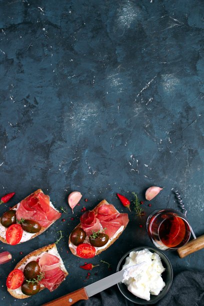 搭配葡萄酒的烤面包片：意式烤面包搭配红酒图片下载