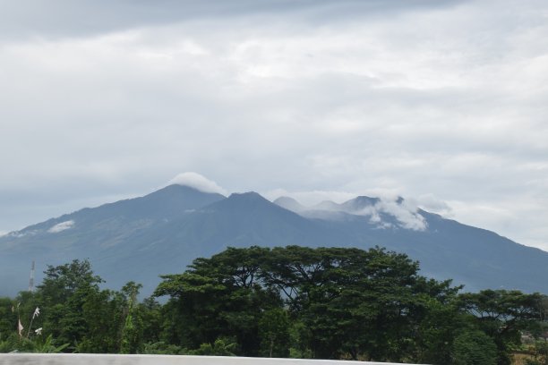 美丽的景色和白云图片下载