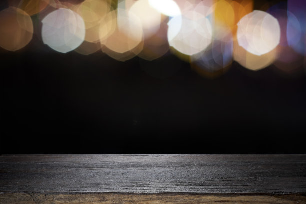 空木桌平台和夜景。图片下载