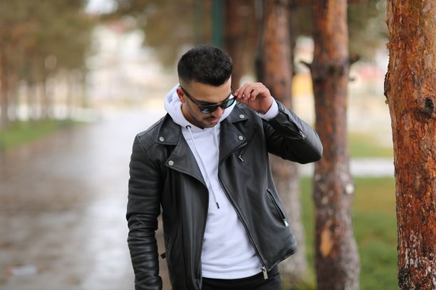 秋日里，年轻快乐的人们在公园里散步。图片下载