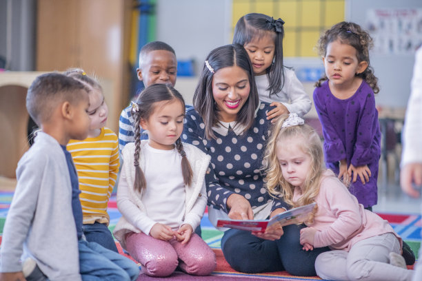 老师给日托儿童朗读的照片图片下载