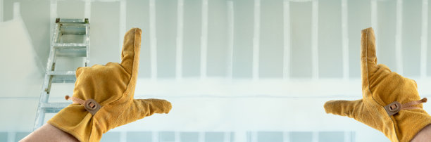 承包商在皮手套框架新的空白干墙图片下载