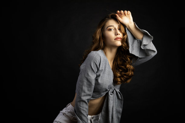 年轻美丽的肖像在孤立的灰色背景图片下载