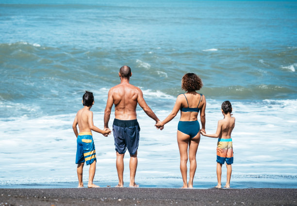 家庭和两个孩子看海的背影图片下载