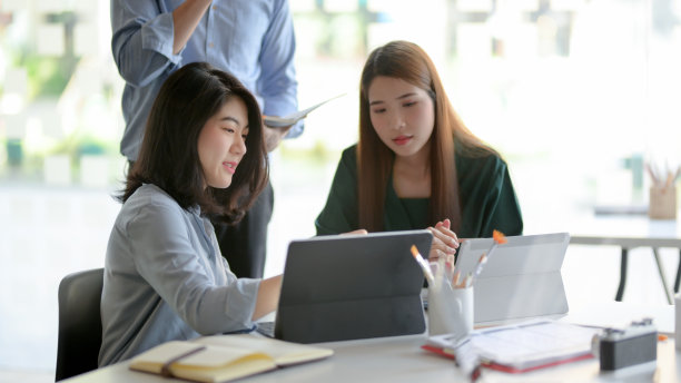 应用开发团队在联合办公空间集思广益讨论项目的局部照片图片下载