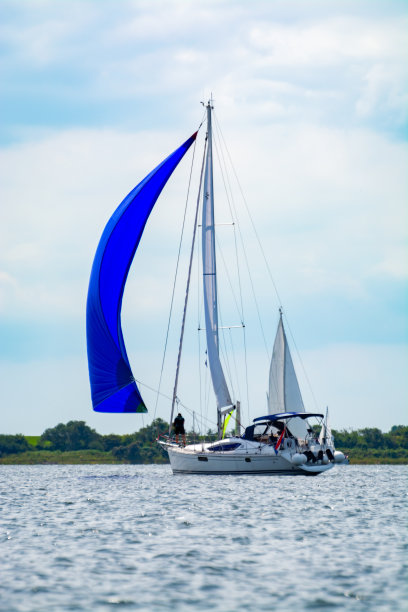 周末乘坐游艇在荷兰南部的河流和运河上航行图片下载