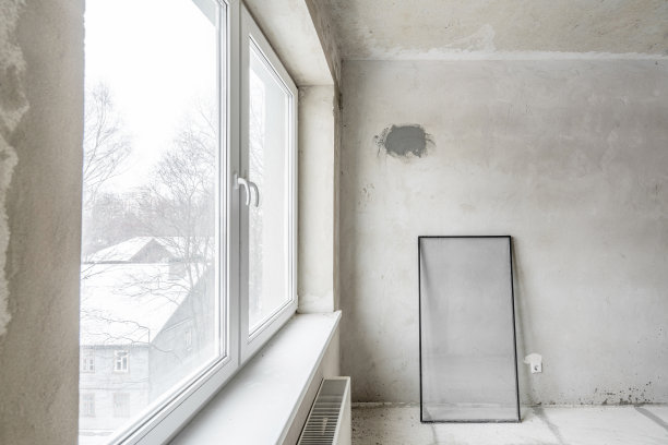 室内设计为空，灰色混凝土墙。空的房间。文字和图片的空间。混凝土墙，板，一个新的住宅建筑的内部。新公寓的隔板。图片下载