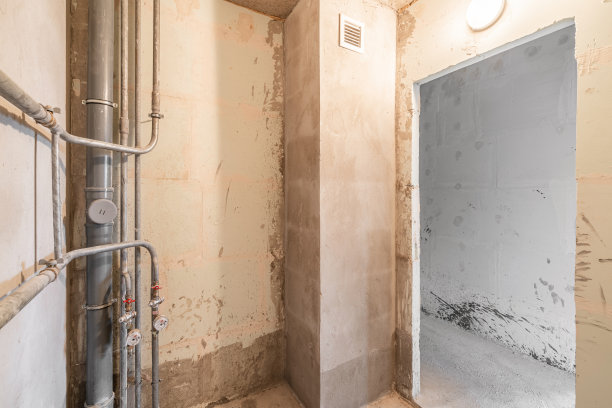 浴室。室内设计为空，灰色混凝土墙。空的房间。文字和图片的空间。混凝土墙，板，一个新的住宅建筑的内部。新公寓的隔板。图片下载