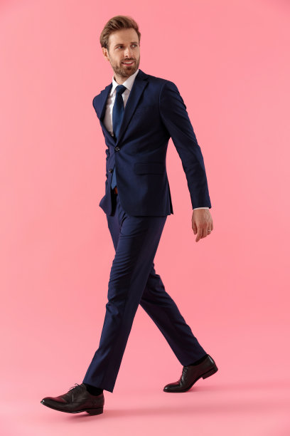 快乐的商人把他的手放在口袋里，看向别处图片下载