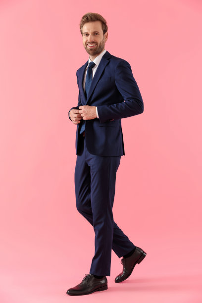 快乐的商人调整他的夹克和笑图片下载