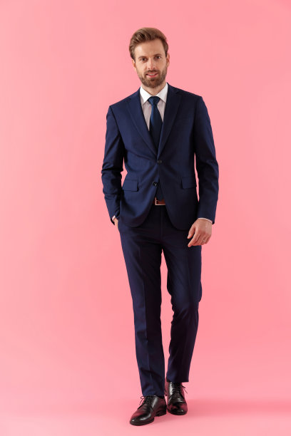 自信的商人把他的手放在口袋里，微笑着图片下载