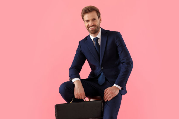 快乐的商人拿着公文包，笑着图片下载
