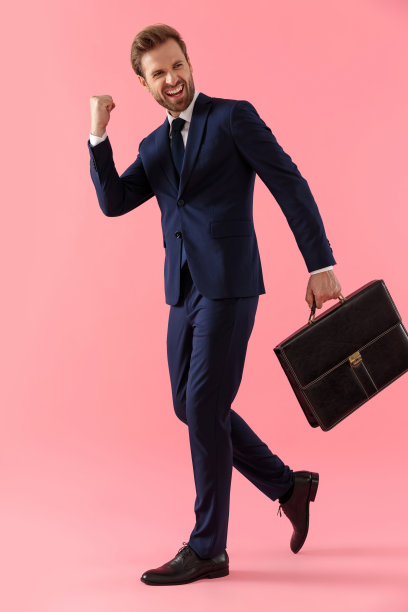快乐的商人拿着公文包庆祝，笑着图片下载