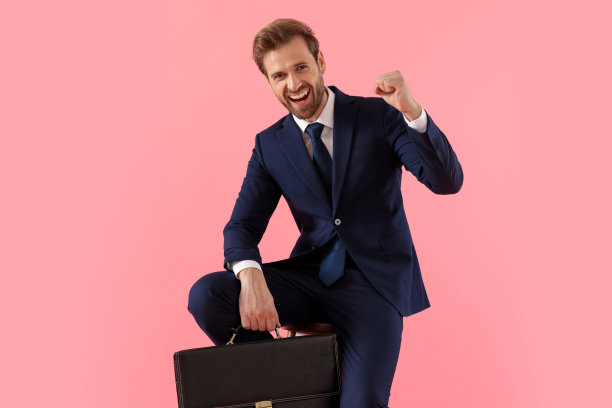 兴高采烈的商人拿着公文包庆祝，叫喊图片下载