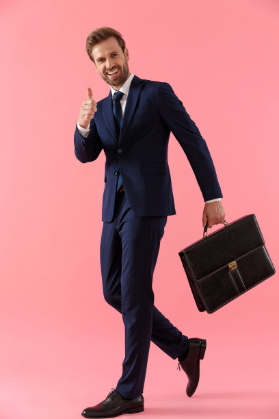 积极的商人拿着公文包，竖起大拇指图片下载