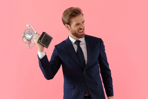 快乐的商人拿着奖杯欢呼庆祝图片下载