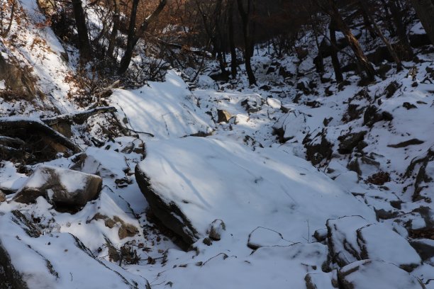 白雪皑皑的岩石在北韩山，首尔图片下载