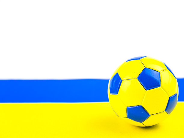 以乌克兰国旗为背景的足球。图片下载