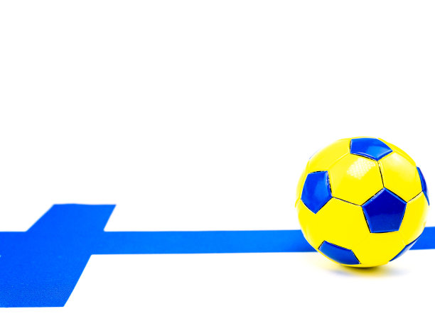 以芬兰国旗为背景的足球。图片下载