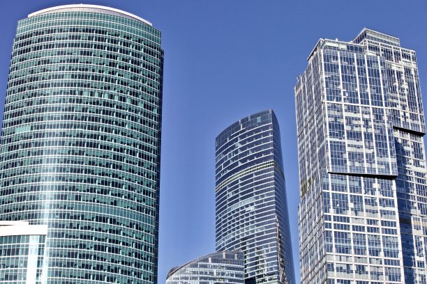 市中心的办公和住宅摩天大楼群图片下载