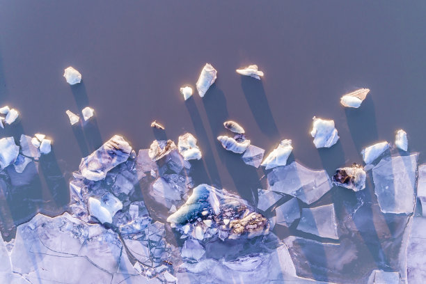 冰川泻湖，上面有冰山图片下载