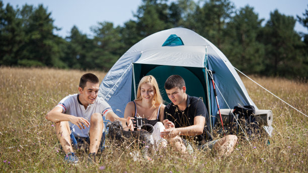 一群年轻人露营，在大自然中放松和享受图片下载